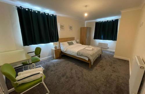 The Iris house is close to city centre and is ideal for tourists, visiting family members or work related activities including contractors - Foto 9