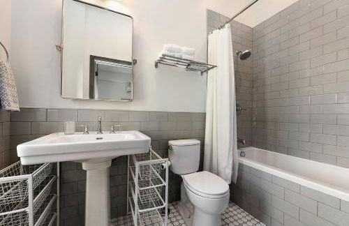 Remodeled 2BR Downtown Near Acrisure Stadium - Foto 11