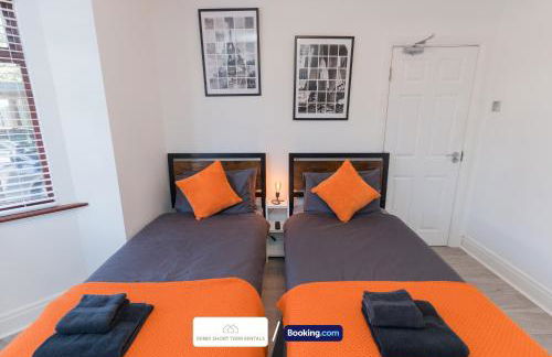 Award-Winning Four Bedrooms House, Parking, WiFi By Derby Short Term Rental Short Lets & Serviced Accommodation Derby - Foto 7