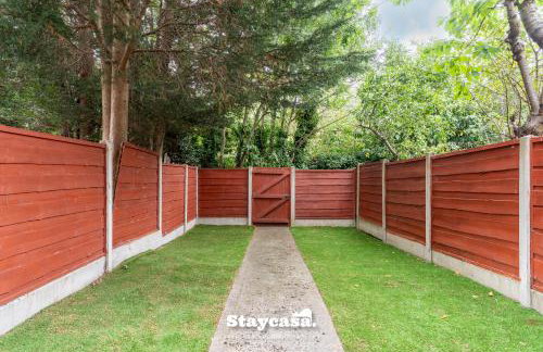 Spacious 2BR Home w Garden 2-Min Walk to Town - Foto 29