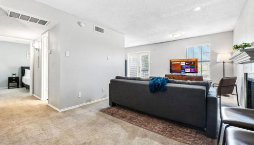 Upscale 1BR with Pool, Gym, and Modern Touches - Foto 4