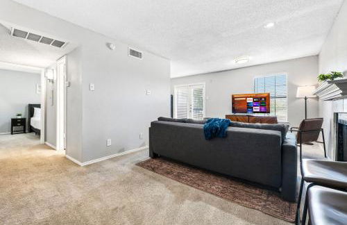 Upscale 1BR with Pool, Gym, and Modern Touches - Foto 4
