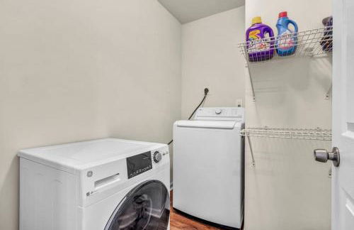 BIG 4BR House 7 Mins to Downtown with Foosball and Games - Foto 46