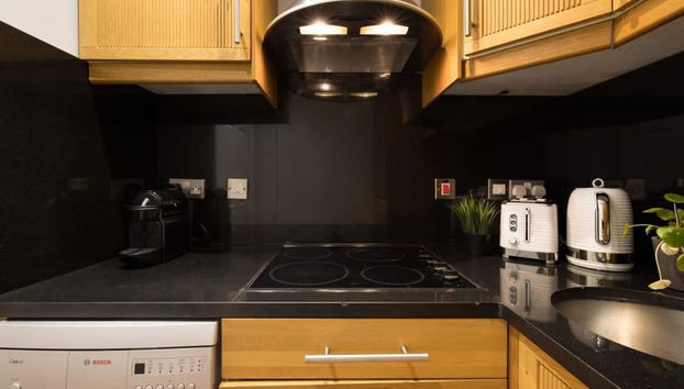 Chic Sunlit Earls Court Flat - Photo 3, Room