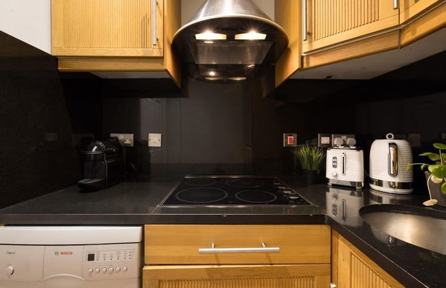 Chic Sunlit Earls Court Flat - Photo 3