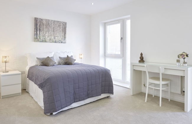 Campbell Park by ShortstayMK - Photo 3