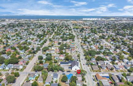 Summer Bliss 3BR Home, Walk to Beach Master Suite Sleeps 9 - Foto 7