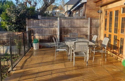 Luxury London House Sleeps x 16, Free Parking, Free Wifi, Garden Patio, Close to tube line easy access to Central London - Foto 52
