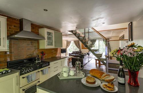 Denstone, woodland lodge with hot tub for 8 - Foto 9
