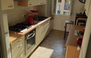 Pretty and quiet top floor 2 bedroom flat in the port area of Nice - Photo 11