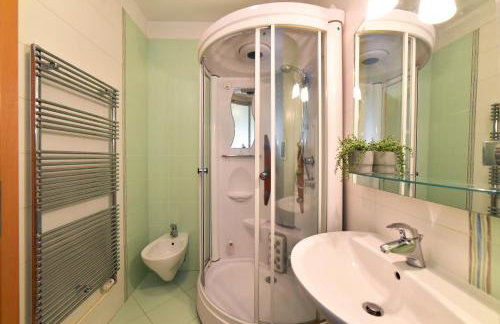 BLOCK APARTMENT PARK with private garage parking - Foto 18