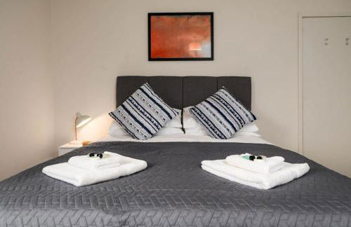 #34 Two bed apt Private Parking Stylish & homely - Photo 12