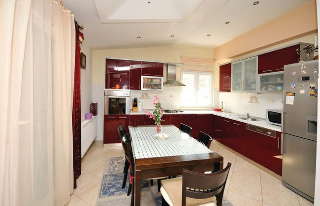 Chic and Stylish Kastel Novi Apartment With Pool - Foto 7