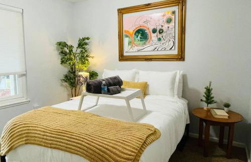 Artists Condo GAME ROOM Patio near UC Med Center - Photo 8