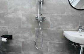 Charming Attic Retreat with Sloped Roof - Foto 12