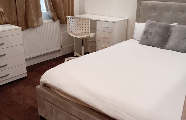 Luton Excellent 1 bed Apartment With Living Room - Photo 2