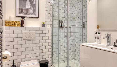 Paris Central Gem 9 Min Walk to Notre-Dame and Louvre - Foto 4, towels, Shower