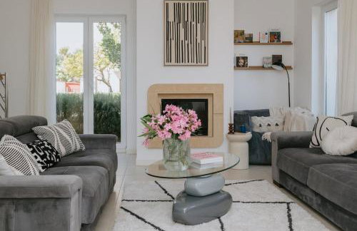 Villa Oleander by Domus Mirus - Rooftop Cinema & Pool & 6min Walk to Beach - Photo 9