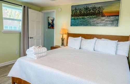 Spacious house- Deep Water Dock Pool Golf Cart Rental available - Foto 57