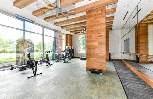 Posh 2BR Retreat Gym, Prkng and Scenic Rooftop - Photo 41