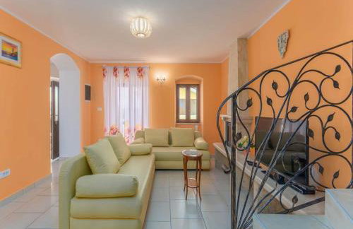 Villa in Skitaca with Pool and Sea Views - Photo 9