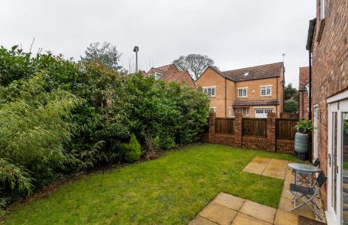 9 College Court Spacious, Modern 4-Bed Townhouse in York - Pass the Keys - Foto 27