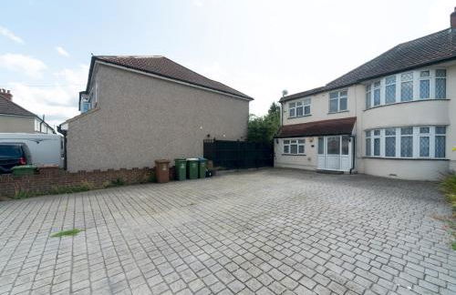 Spacious 4 Bed House Free Parking Near Station - Pass the Keys - Foto 38