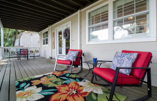 Remodeled Historic Lakefront Gem Overlooking Lake Travis and Jones Brothers Park *Great for Families and Groups* - Foto 21