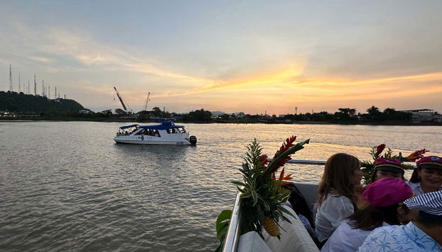 Vistas deslumbrantes ao entardecer do catamarã