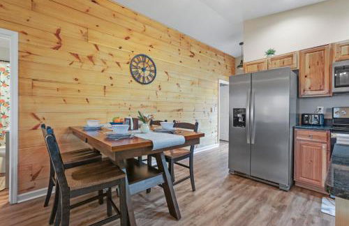 Cabin with King Bed , XBOX, HotTub, Games, Firepit , Stargazing Dome - Photo 38