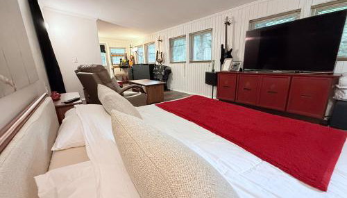 Charming Romantic Lakefront Cottage or Guest Room Depending on Availability Near Golf - Foto 5