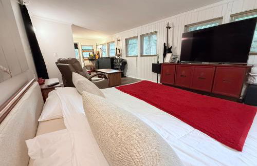 Charming Romantic Lakefront Cottage or Guest Room Depending on Availability Near Golf - Foto 5