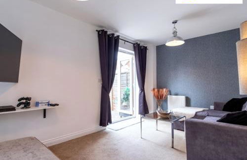 LONG STAYS 30pct OFF - Comfy 3 Bed House near City Centre - PS4 - PARKING By Klarok Short Lets & Serviced Accommodation - Photo 18