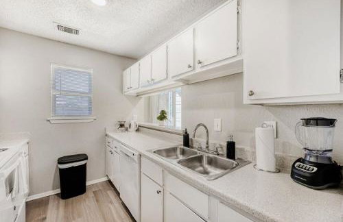 Polished King Getaway - Sleeps 4 - Pool, Prkg - Foto 21