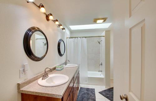 Crescent City Home with Hot Tub Half-Block to Beach - Foto 15