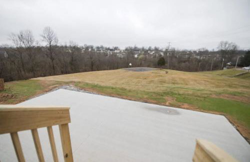 3-story home for 12 Near Ark with Hot Tub & Parking! - Foto 22