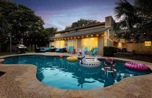 Pool! Games! Dogs! Space! - Foto 58