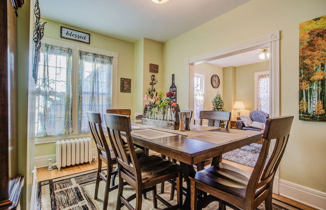 5bddowntown Victorian Charmhot Tub, Firepit - Photo 27