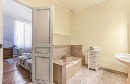 Les Bellevue Cité "3 Apartments, 1 with Garden & Private Parking, Aircon, WiFi, Free Public Car Park, 1 km from Cité" - Foto 7