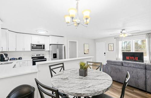 Sleek 3 BR home with self check in Private! - Foto 28