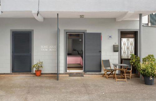 Studio Home Away from Home - Photo 17