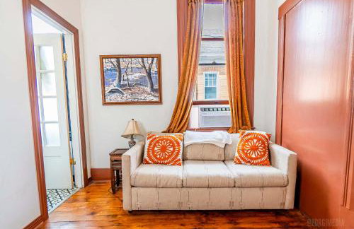 Step Back in Time Charming Victorian with Modern Amenities - Foto 11