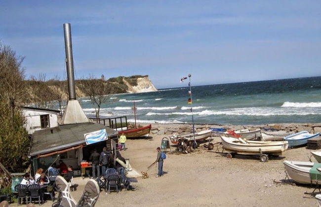 Beach Apartment With sea Views - Photo 19