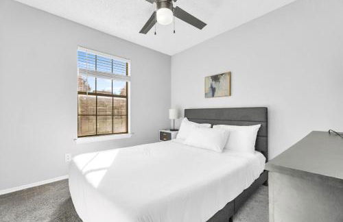 Modern 2BR Retreat with Pool Gym and WiFi - Foto 15