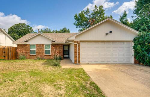 1 Mi to Denton Square Family Home with Fenced Yard! - Foto 1