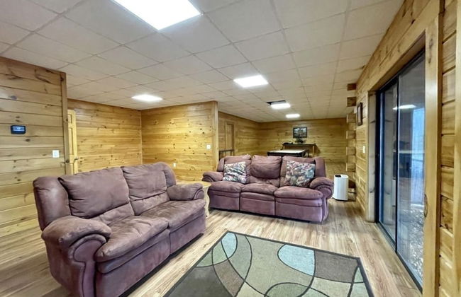 A true log cabin with 360 degree mountain views - Pet and Motorcycle friendly! 5 Bedroom Cabin by RedAwning - Foto 13