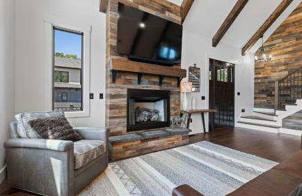 Gray Fox Lodge by Avantstay Waterslide Pool, Theater Sleeps 21 - Foto 8