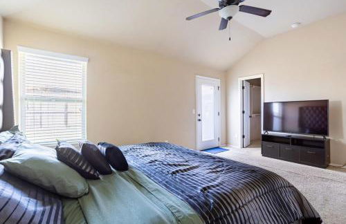 Cheerful 3 Bdrm space, 2 bath!. You gotta love it! - Photo 18