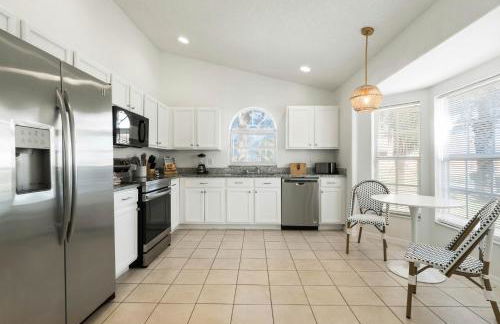Luxury 4-Bedroom Home with Private Pool, Jacuzzi, AC, Wi-Fi, Cable TV, 5 Minutes from Disney - Foto 8