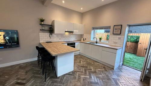 Modern 3 Bedroom house, short walk to train station and town centre, close to Manchester Airport and PLouise - Foto 2